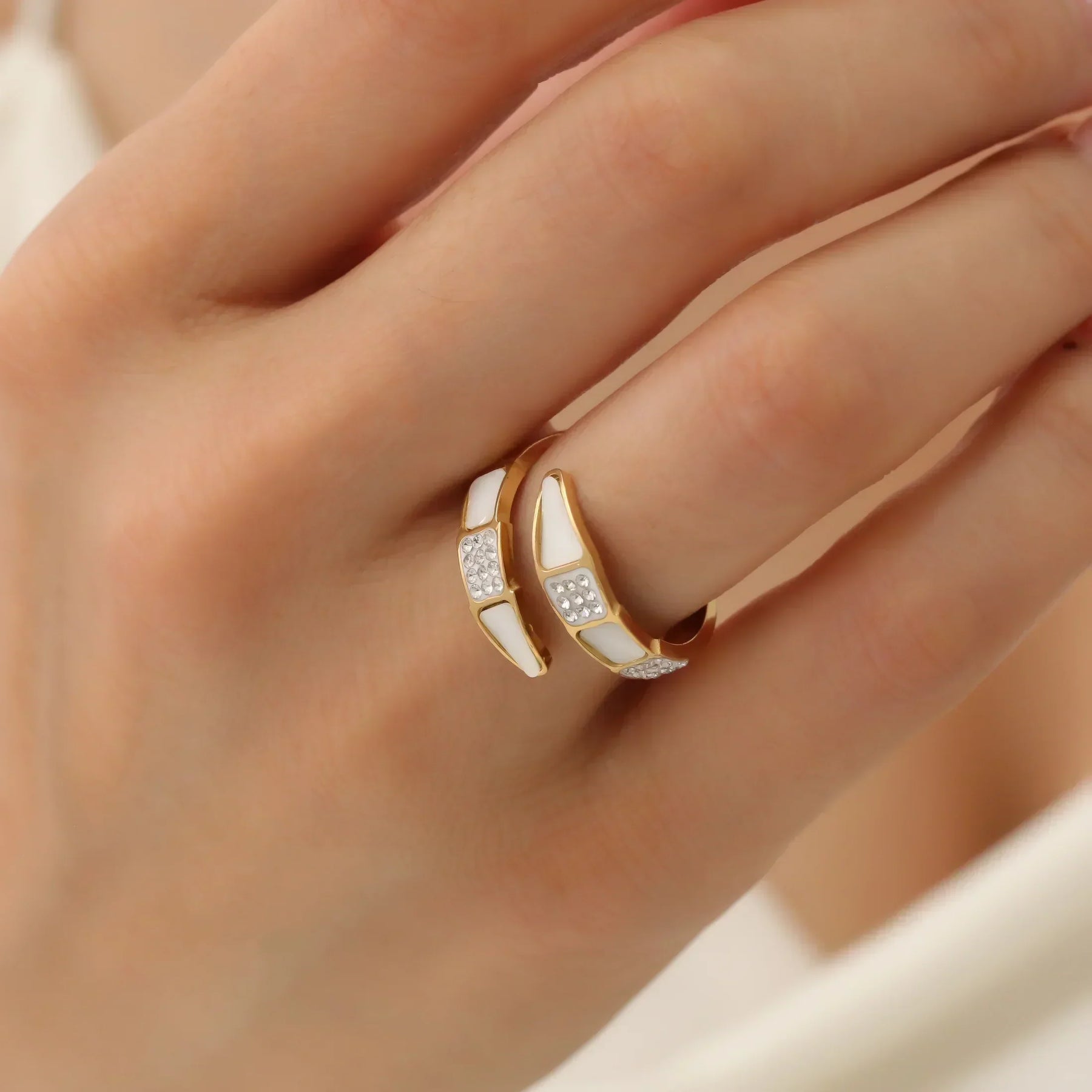 Anillo Espiral con Circonita Chapado en Oro de 18K